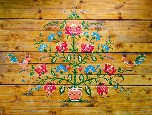 Kolekcja haftów pokazana na drewnianym tle